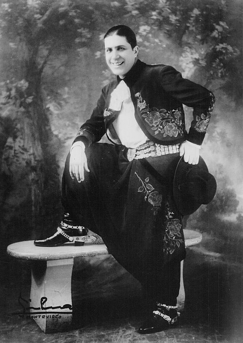 Black and white photo of Carlos Gardel