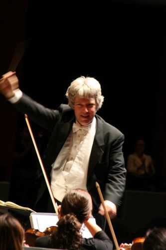 Photo of Thomas Ludwig conducting